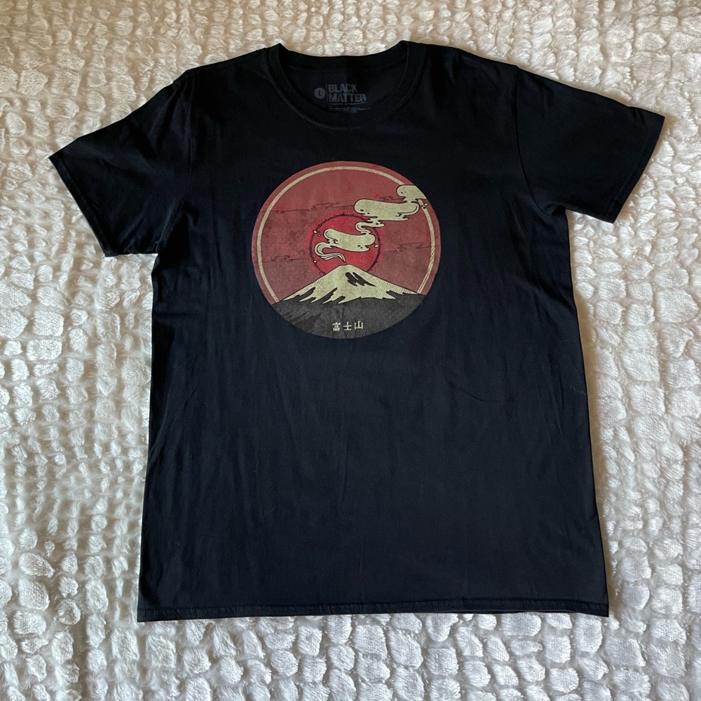 Black Matter Men’s pre-owned black Fugi Mountain T-shirt (L).